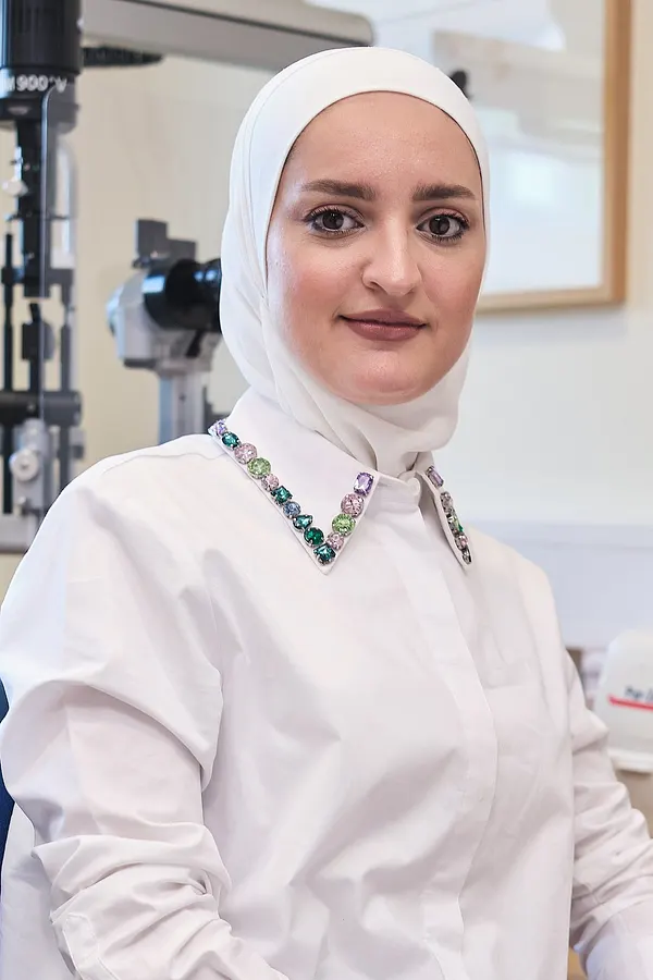 Porträt von Nour El Halabi